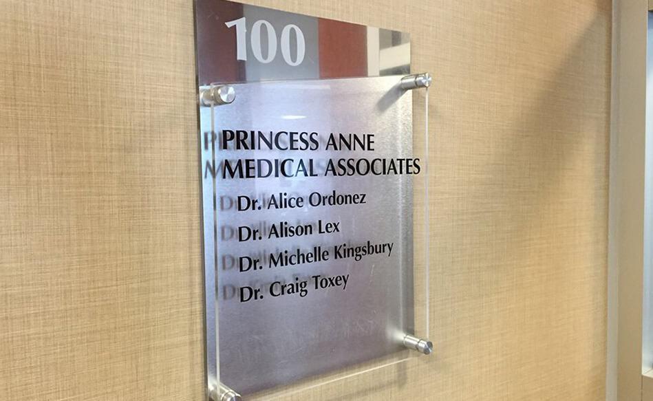 Wall mounted signage in plexiglass, acrylic, PVC, wood, metal and plastic by DeSigns, Inc.