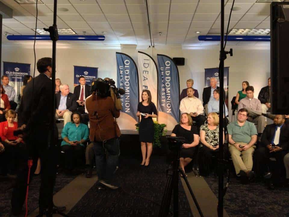 Feather advertising banners woth your company name or logo. See CNN anchor Erin Burnett in-front of ODU feather banners.